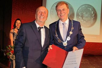 David-Friedrich-Oehler-Medaille in Crimmitschau vergeben: Eine Dankesrede über die Dankbarkeit - Martin Seidel (links) hat von Oberbürgermeister André Raphael die David-Friedrich-Oehler-Medaille überreicht bekommen.
