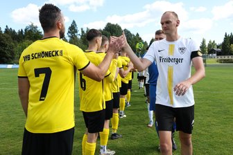 David gegen Goliath: Freiberger Fußballer im großen Flutlicht-Fieber - BSC-Spieler Kevin Budach (r.) wird die Kapitänsbinde für das Pokalspiel gegen Bautzen wieder an Julius Christopher Otto zurückgeben.