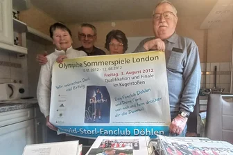 David Storls Weggefährten aus Döhlen blicken zurück: Er hat schon früh die Äpfel über das Scheunendach geworfen - Gisela und Manfred Bergmann, Traudel Loose und Wolfgang Lietzow (v. l.) haben sich am Samstag in Döhlen noch einmal an David Storls Erfolge erinnert – mit vielen Anekdoten aus früheren Jahren. Dabei wurden die alten Plakate und Presseartikel noch einmal ausgepackt.