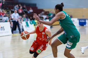 DBBL-Pokal: Chem-Cats verpassen Finaleinzug - Vidal Geneve (ChemCats), Alicia DeVaughn (Rutronik Stars Keltern) im Zweikampf.