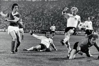 DDR-Fußballidol Jürgen Sparwasser wird 75: Ein Tor für die Ewigkeit und noch viel mehr - Jürgen Sparwassers (links) Tor für die Ewigkeit bei der WM 1974 im Hamburger Volksparkstadion. Sepp Maier schaut fassungslos dem Ball hinterher, Horst-Dieter Höttges liegt hilflos am Boden, Berti Vogts versucht zu retten. Sekunden später schlägt Sparwasser einen Purzelbaum auf dem Rasen. 