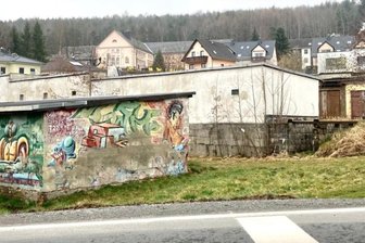 DDR-Garagen im Kurort sollen Wohnhäusern weichen - Der Garagenkomplex an der Bergstraße in Bad Schlema soll für neue Wohnhäuser weichen. Die bestehende Anwohnerschaft des Wohngebiets dahinter hegt arge Bedenken.