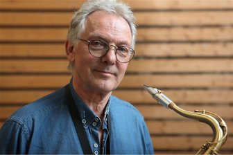 DDR-Jazzikone Günther Fischer legt Autobiografie vor - und verliert ganze vier Zeilen über das Dinner mit einem Weltstar - Der Komponist und Saxofonist Günther Fischer hat kurz nach seinem 80. Geburtstag seine Autobiografie vorgelegt.