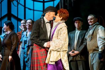 DDR-Kult im Erzgebirge: Berühmtes Musical feiert Premiere in Annaberg - Leander de Marel als Butler und Gundula Natschinski als Lady Bracknell mit dem Opernchor.