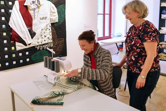 DDR-Kultbeutel aus der Museums-Nähstube in Hohenstein-Ernstthal - Unter Anleitung von Heike Sonntag (rechts) näht „Freie Presse“-Reporterin Cristina Zehrfeld  einen Beutel.