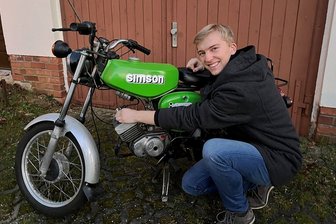 DDR-Kultmoped Simson auch bei Dieben beliebt: So beugen junge Westsachsen vor - Louis Hofmann aus Zwickau werkelt gern an der "Simme". In der Garage steht noch eine Schwalbe, Baujahr 1980. Beide Kultobjekte haben für ihn nicht nur einen materiellen, sondern auch einen ideellen Wert.