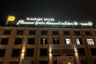 DDR-Leuchtreklame „Plauener Spitze“ defekt: Das ist der Grund - Defekter Spitzen-Schriftzug in Plauen: Das „elt“ im letzten Wort bleibt derzeit dunkel.