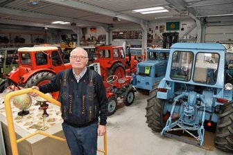 DDR-Museum im Vogtland öffnet am Sonntag: "Vor den Vitrinen standen schon Leute, die haben geweint" - Sammler Friedhold Bauer in seinem Museum: 110 Fahrzeuge - unter anderem Traktoren, Pkw, Zweiräder - stellt er in Süßebach aus. Vor vier Jahren hat er das Museum in die Friedhold-Bauer-Stiftung überführt. 
