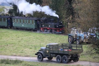 DDR-Nostalgie auf Schienen und Straßen im Erzgebirge: Museumsbahn Schönheide feiert 30 Jahre Dampfbetrieb - Laster und Traktoren, wie sie zu DDR-Zeiten auf den Straßen unterwegs waren, boten gemeinsam mit dem von der Dampflok gezogenen Zug beliebte Fotomotive.