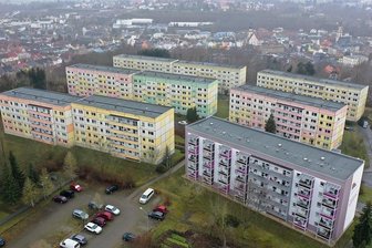 DDR-Plattenbauten in Werdau droht Abriss: Sechs Blöcke sollen verschwinden - Der bereits sanierte Block (rechts vorn) bleibt stehen, die beiden daneben sind sogenannte Beobachtungsobjekte. Abgerissen werden die Häuser in der mittleren und in der hinteren Reihe.