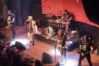 DDR-Punkband „Skeptiker“ im Zwickauer Gasometer: Generationenübergreifendes Aufbegehren - Die Skeptiker um Frontmann Eugen Balanskat spielten 26 Titel in 90 Minuten.