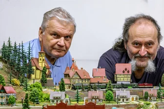 DDR-Raritäten und digitale Steuerung bei Modellbahnausstellung in Gersdorf - Der aktuelle Vereinschef Albrecht Looß (rechts) und sein Vorgänger Ulrich Münsel haben nicht nur die Modellbahnen des Vereins im Blick, sondern schauen sich immer auch nach jungen Leuten um. Eine Schul-AG hat sich dabei als Erfolgsrezept erwiesen.