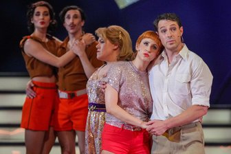 DDR-Revue mit Schmiss: „Mokka-Hits und Milchbar-Träume“ feiert Premiere in Berlin - Zwei Tänzer (li.) sowie die Darsteller Gisa Flake (Mitte), Maria-Danae Bansen und Johannes Dunz (re.) in dem Musical „Mokka-Hits und Milchbar-Träume“ im Schillertheater.