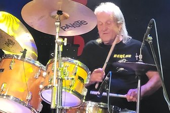 DDR-Rocker in Lichtentanne: 85-jähriger Schlagzeuger will Rekord brechen - Dietmar Ränker beim Konzert in der Barbara. In wenigen Tagen feiert er seinen 86. Geburtstag.