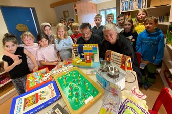DDR-Spielzeug-Museum Reichenbach beschenkt Kita-Hort - Vom Tischkicker bis zum Mini-Herd – Mike Döbereiner und seine Frau Nadine bei der Übergabe des Spielzeugs.
