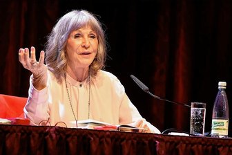 DDR-Star Uta Schorn in Bad Elster: "Lacht, Leute, wann immer es geht, denn das tut so gut!" - Uta Schorn stellte bei einer Lesung im Theater ihre Biografie vor.