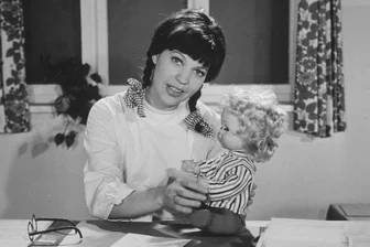 DDR-TV-Star „Frau Puppendoktor Pille“ ist tot - Frau Puppendoktor Pille, die Schauspielerin Urte Blankenstein, in einer Szene im Rahmen des Kinderprogramms Abendgruß, undatiertes Foto von 1987.