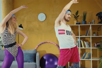DDR-Version der Aerobic – die Popgymnastik – hat im Erzgebirge überlebt - So mancher ahmte in den 1980er-Jahren, sowohl in der DDR als auch der BRD, im heimischen Wohnzimmer den Vorturnern im Fernsehen in „Medizin nach Noten“ oder Jane Fonda nach.
