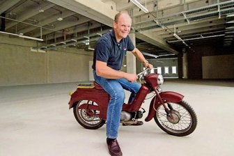 DDR-Versteigerung: Das sagt der Chemnitzer Unternehmer Peter Simmel über die Resonanz - Der Chemnitzer Einzelhandelsunternehmer Peter Simmel im Jahr 2016 in den Räumen seines neuen DDR-Museums in Dresden. Mittlerweile ist das Museum mangels Besucherinteresse wieder Geschichte. Die Sammlung wurde nun versteigert, mit einem deutlich größeren Ergebnis als erwartet.