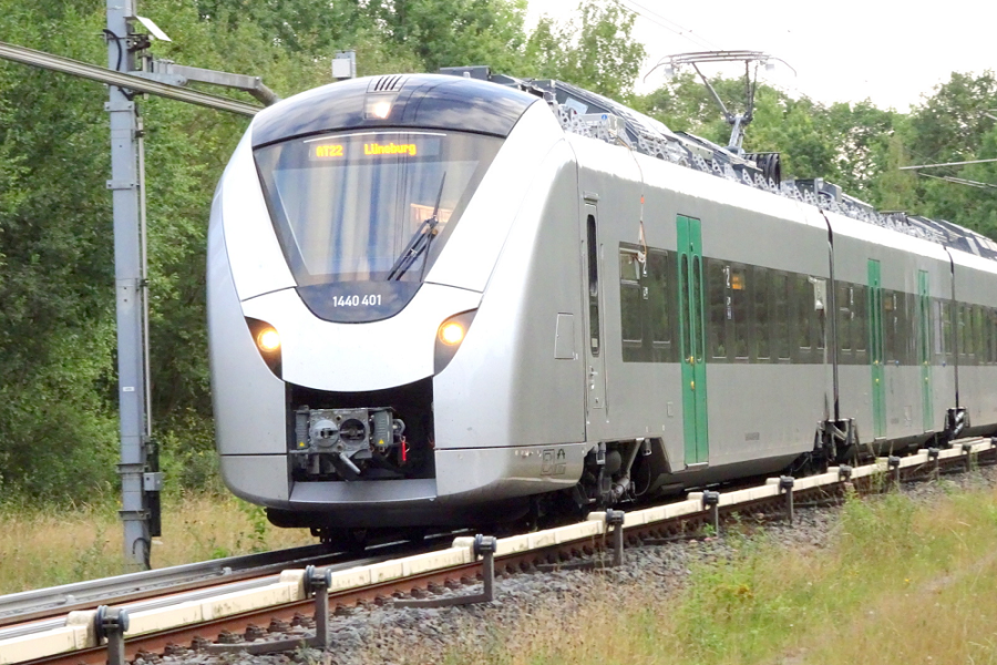 DDR-Wagen ade: Ende 2023 sollen moderne Züge zwischen Chemnitz und Leipzig fahren - So sehen die neuen Züge aus. Die Batteriepacks sind auf dem Dach montiert. Der Zug ist gerade auf Erprobungsfahrt in einem Bahntestzentrum. 