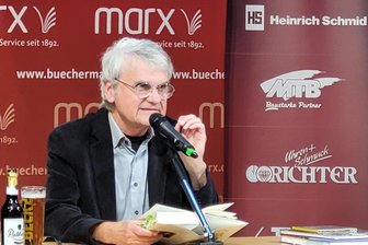 DDR-Witze in Zwickau: Bernd-Lutz Lange hat „Freie Spitzen“ - Bei einem kühlen Bier stellte Bernd-Lutz Lange sein Buch „Freie Spitzen“ vor.