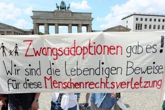 DDR-Zwangsadoptionen: Union will Klarheit schaffen - Teilnehmer einer Kundgebung zum Thema Zwangsadoptionen.