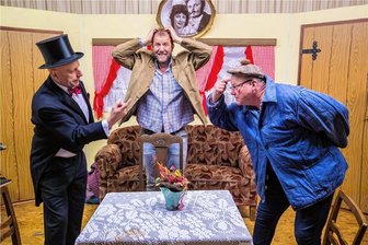 "De Oderfer Maarguschn": Warum die Adorfer Theatermacher dreimal nicht auf die Bühne konnten - De Oderfer Maarguschn führen nach acht Jahren wieder ein Programm im Gasthof Adorf auf. Im Bild: Der Oberbürgermeister alias Roberto Mann, dessen Sohn Fritz alias Hans Neuber und Bauer Karl Müller alias Steffen Bräuer (v.l.).