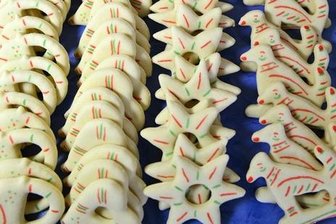 Zuckermännle, nichts als Zuckermännle. Dieses traditionelle Gebäck - zum Beispiel in Form von Herzen und Sternen - gehört neben Äpfeln und Nüssen an einen vogtländischen Weihnachtsbaum.