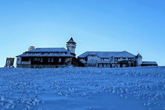 Deal um höchsten Gipfel des Erzgebirges: Keilberg bekommt großes Vier-Sterne-Hotel - Das alte Hotel auf dem Keilberg ist seit über 30 Jahren geschlossen. Jetzt soll es rekonstruiert werden.