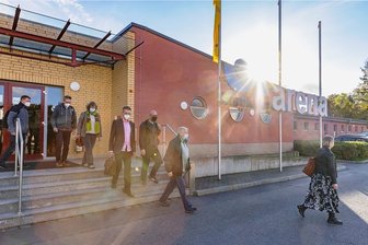 Debakel: Corona-Regeln spalten Kreisräte im Erzgebirge - Die komplette fünfköpfige SPD-Fraktion sowie drei Grünen-Kreisräte - im Foto Wolfram Cüppers, Holger Haase, Ulrike Kahl, Jörg Neubert, Sören Wittig, Adelbert Gründig und Undine Fritzsche (v. l.) - verließen die Sitzung. Es fehlt Thomas Walther.