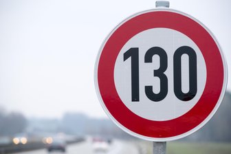 Debatte: Brauchen wir ein Tempolimit? - Die Grünen haben einen Gesetzentwurf für die Einführung einer Höchstgeschwindigkeit von 130 Kilometern pro Stunde ins Parlament eingebracht. Brauchen wir ein Tempokimit?