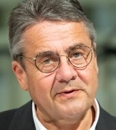 Debatte im Gymnasium - Sigmar Gabriel (SPD) - Vereins-Chef