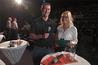 Debatte im Kinopolis: Braucht Freiberg weitere Supermärkte? - Der Gewerbeverein Freiberg – hier Vorstandschef Clemens Kräher und seine Amtsvorgängerin Anke Krause – hat am Mittwochabend den Handel zum Thema eines öffentlichen Forums gemacht. Je ein Vertreter aller neun Parteien und Wählervereinigungen, die zur Stadtratswahl antreten, stand dazu vor reichlich 60 Gästen Rede und Antwort.