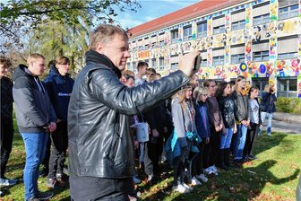 Debatte im Stadtrat von Freiberg: Was tun gegen Schmierereien? - Gemeinsam mit Schülern des Förderzentrums "Käthe Kollwitz" hat Michael Fischer-Art die Fassade der Bildungsstätte auf dem Wasserberg in Freiberg farbenfroh gestaltet. Für Ruth Kretzer-Braun, die Fraktionschefin der Linken im Stadtrat, ist das ein guter Ansatz im Kampf gegen Schmierereien. 