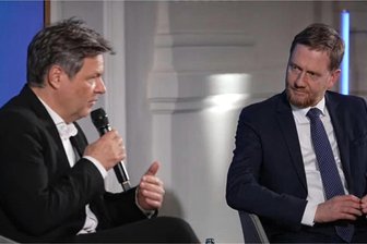Debatte in Berlin: Kretschmer mahnt Reformen an, Habeck verweist auf sächsische Hausaufgaben - Bundeswirtschaftsminister Robert Habeck (Grüne) und Sachsens Ministerpräsident Michael Kretschmer (CDU) diskutieren am Montagabend in Berlin.