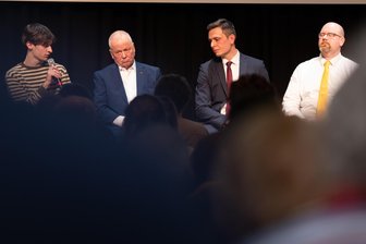 Debatte in Plauen über Krieg und Frieden: Was sagen die Kandidaten für die Bundestagswahl aus dem Vogtland? - Diskutierten über Krieg, Frieden und die Bundeswehr: Simon Zwintzscher (Linke), Robert Hochbaum (CDU), Mathias Weiser (AfD) und Torsten Schnurre (FDP).