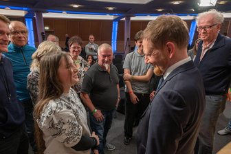 Debatte in Zwickau: Was „Freie Presse“-Leser von Michael Kretschmer wissen wollen - Nach dem offiziellen Teil ist Sachsens Ministerpräsident Michael Kretschmer (2.v.r.) noch von Besuchern der „Freie Presse“-Debatte umlagert. Die Gymnasiastin Lena Marie Männel nutzt die Gelegenheit für ein persönliches Gespräch.