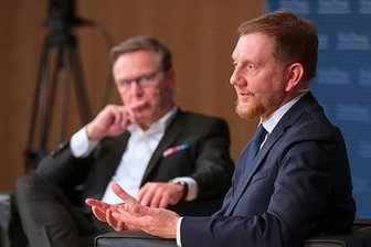 Debatte mit Sachsens Ministerpräsident Kretschmer: Das ganze Gespräch im Video - Sachsens Ministerpräsident Michael Kretschmer (rechts) bei der Debatte der „Freien Presse“ mit Chefredakteur Torsten Kleditzsch am Montagabend in Zwickau.