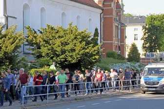Debatte mit "Spaziergängern" im Park - Die "Spaziergänger" auf ihrem Weg entlang der Chemnitzer Straße in Freiberg.