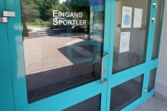 Debatte nach Diebstahl während Handball-Training - Durch diesen Eingang könnte ein Dieb in das Hot-Sportzentrum gelangt sein und Handballer während des Trainings bestohlen haben.