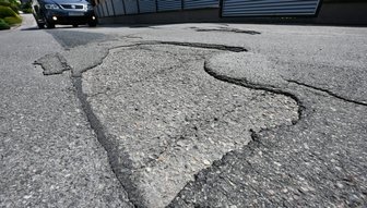 Debatte über den Zustand der Mühlauer Straßen - Straßenschäden auf der Burgstädter Straße in der Nähe der Unteren Hauptstraße in Mühlau. 