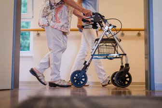 Debatte über höheren Pflegebeitrag für Kinderlose - Die Zahl der als pflegebedürftig eingestuften Menschen steigt. (Archivbild)