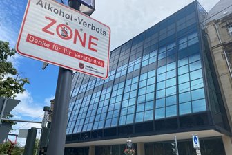 Debatte um Ausweitung der Alkoholverbotszone in Plauen: „Wir sind dafür, obwohl wir wissen, dass wir das Problem nur verlagern“ - Zonen-Hinweis am Rathaus: Ab hier darf in der Öffentlichkeit kein Alkohol getrunken werden.
