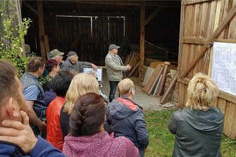 Debatte um Awo-Wohnprojekt in Lottengrün geht weiter - Die Arbeiterwohlfahrt hatte den Hof in Lottengrün am Donnerstag für Interessierte geöffnet. Architekt Harald Radüchel erläutert die Pläne der Umgestaltung. 