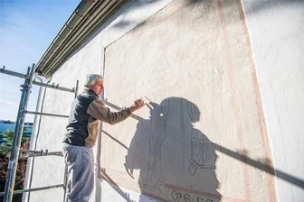 Debatte um berühmtes Putzritzbild aus dem Erzgebirge: Kommt nach der Kopie doch noch das Original? - An der Außenfassade des Klösterleins Aue-Zelle ist in den vergangenen Wochen eine gemalte Replik des Putzritzbildes entstanden.