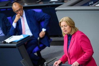 Debatte um Bürgergeldreform: Bas weist Merz in die Schranken - Arbeitsministerin Bärbel Bas stellt klar, dass nicht nur Kanzler Friedrich Merz für die Bürgergeldreform zuständig ist.