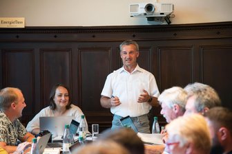 Debatte um Ehrenamt in Adorf: Wann zählt ein Bürger als „verdient“? - Wer verdienter Bürger der Stadt Adorf wird, entscheidet der Stadtrat - hier während einer Sitzung.