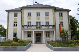 Debatte um Eingemeindung von Bad Brambach auf der Zielgeraden: Politische Akteure positionieren sich - Das Rathaus Bad Elster am Kirchplatz.