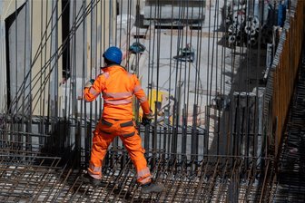 Debatte um faule Deutsche und längere Arbeitszeiten zum 1. Mai: Wo sind die fleißigen Handwerker hin? - Die Anzahl der Menschen im erwerbsfähigen Alter in Deutschland schrumpft in den nächsten Jahren deutlich. Kann sich das Land in dieser Situation sinkende Arbeitszeiten leisten?
