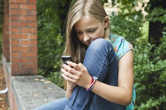 Debatte um Handyverbote an Sachsens Schulen: „Der Vorstoß ist vor allem hilflos“ - Das Leben von Kindern und Jugendlichen heute ist digital.